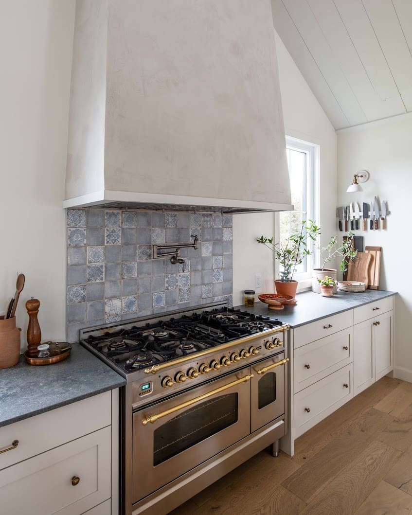 Cuisine Potvin avec armoires claires et cuisinière à gaz